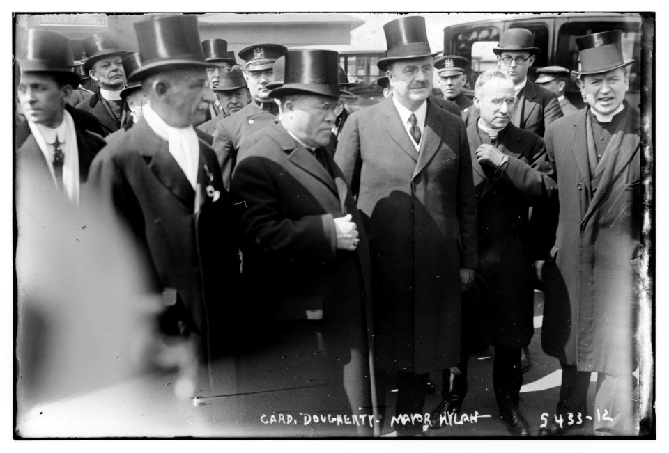 Card. Dougherty, Mayor Hylan LCCN2014712382