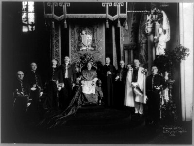 Cardinal William H. O'Connell, full-length portrait, seated on throne, facing front; and court LCCN96516963