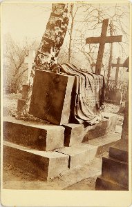 Carl G. Frietsch Geöffnetes Grab auf dem Gartenfriedhof Hannover Bildseite