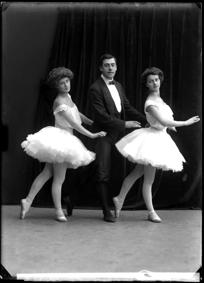 Carl Johannesson's ballet group, undated photo - SMV - NJ005