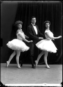 Carl Johannesson's ballet group, undated photo - SMV - NJ005