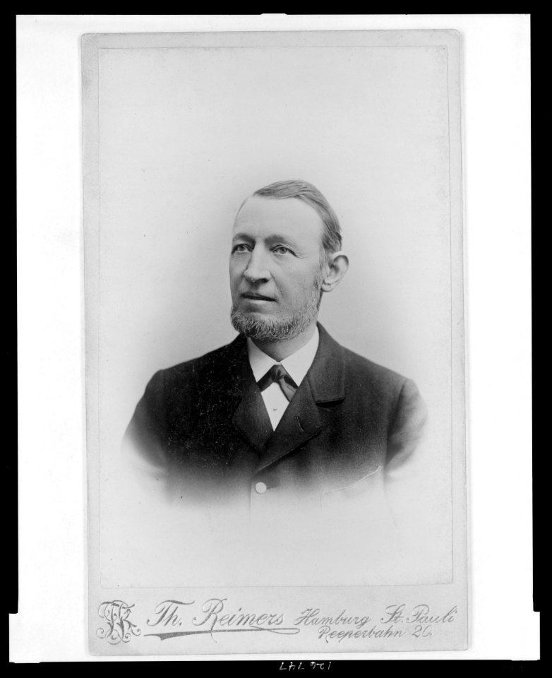 Carl Hagenbeck, head-and-shoulders portrait, facing slightly left) - Th. Reimers, Hamburg, St. Pauli, Reeperbahn 20 LCCN2004678591