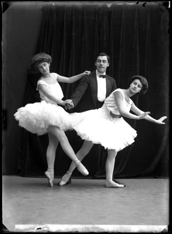 Carl Johannesson's ballet group, undated photo - SMV - NJ004