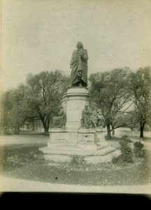 Carl von Linne Monument, Lincoln Park, Chicago, early 20th century (NBY 555)