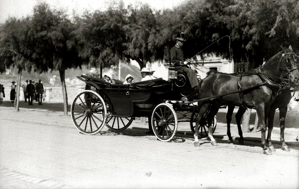 Coche de caballos por el paseo de la Concha (1 de 1) - Fondo Car-Kutxa Fototeka