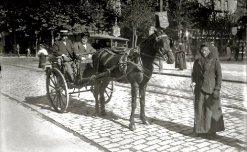Coche de caballos en la avenida de la Libertad (1 de 1) - Fondo Car-Kutxa Fototeka