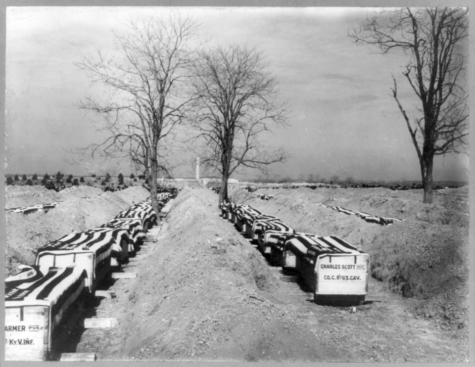 Coffins of Spanish-American war dead LCCN2007682428