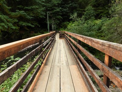 Outdoor footbridge walkway
