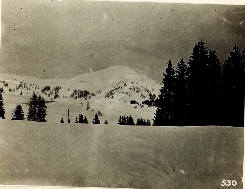 Col di Lana nach der Sprengung von Westen aus gesehen, 23.5.1916. (BildID 15582730)