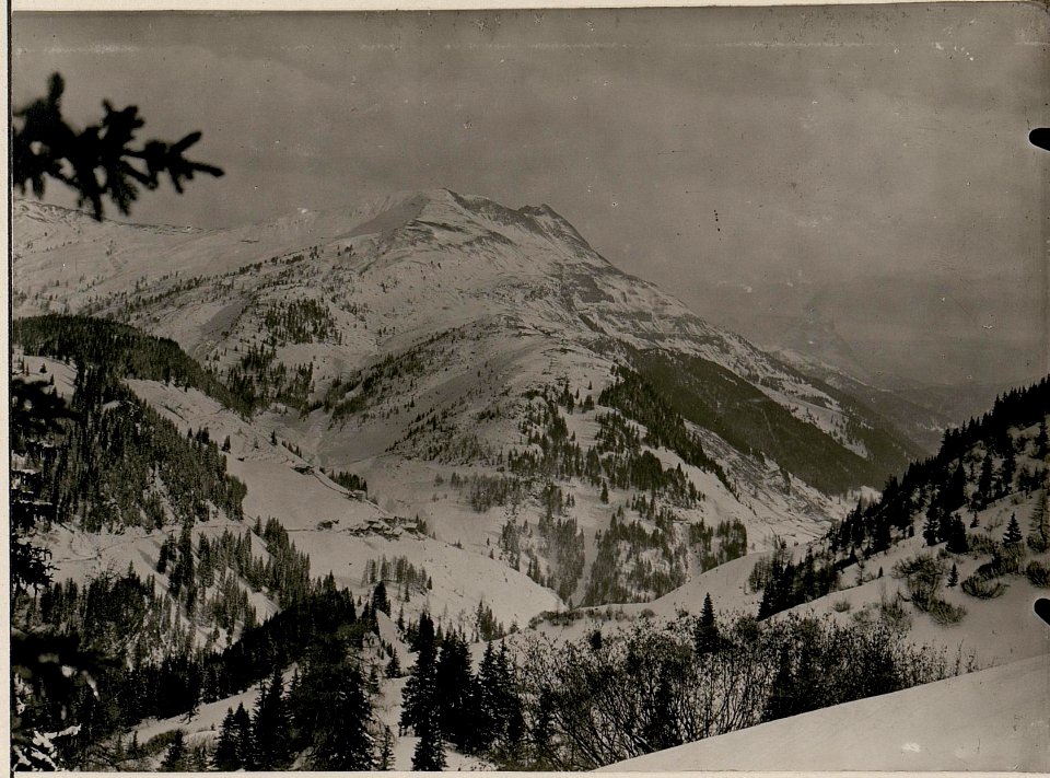 Col di Lana-Spitze, im Vordergrund Col di Rode, links Sief-Sattel, im Tal Ort Contrin (BildID 15735810)