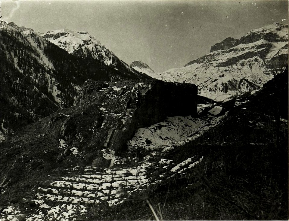 Col di Lana ,Blick auf das zerschossene Werk La Corte bei Buchenstein (BildID 15416808)