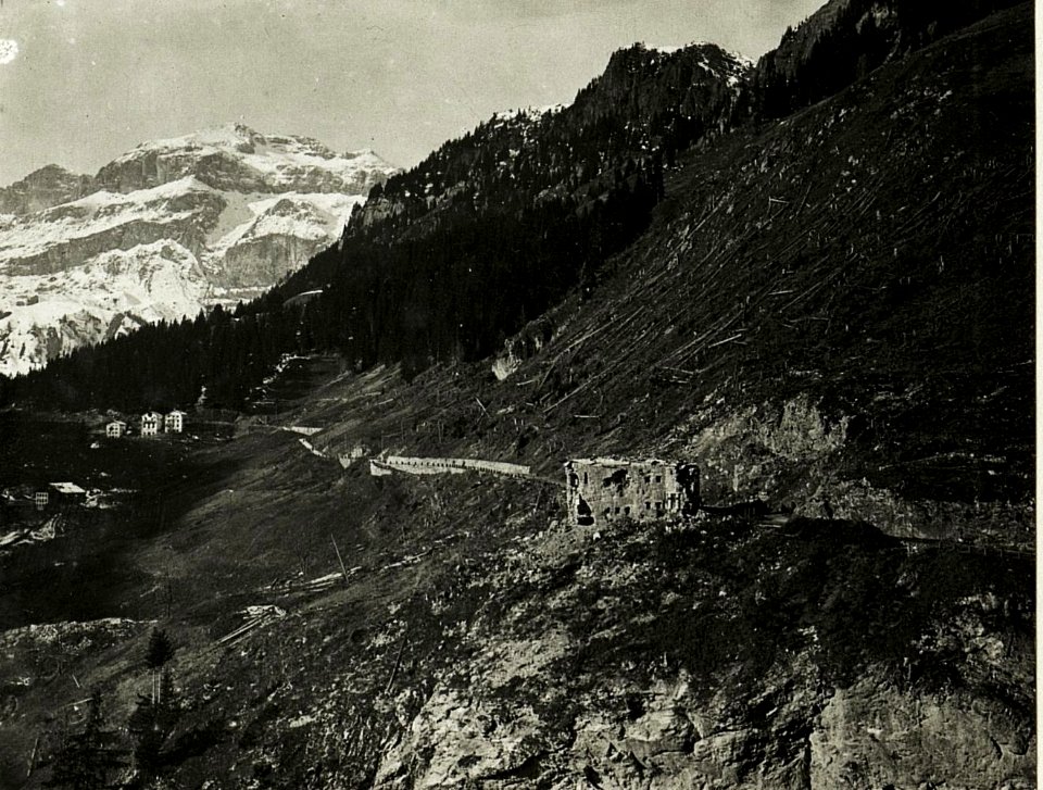 Col di Lana, Blick auf das zerschossene Werk bei Buchenstein. (BildID 15416815)