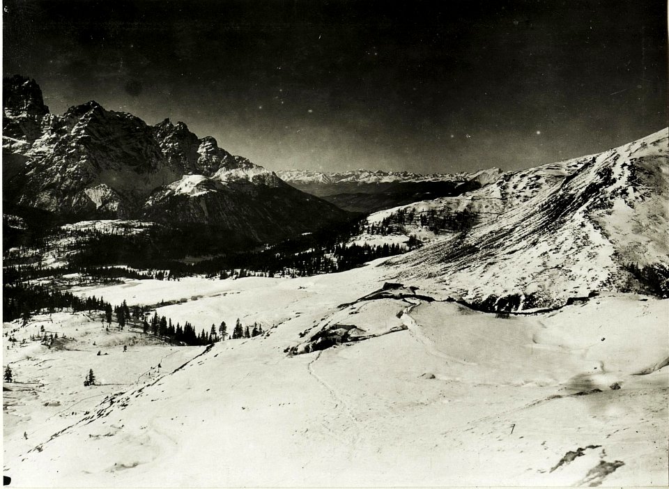 Col Quaternagrad, Italienische Stellungen und Unterstände am Kreuzberg, Blick gegen das Sextental. (BildID 15416661)