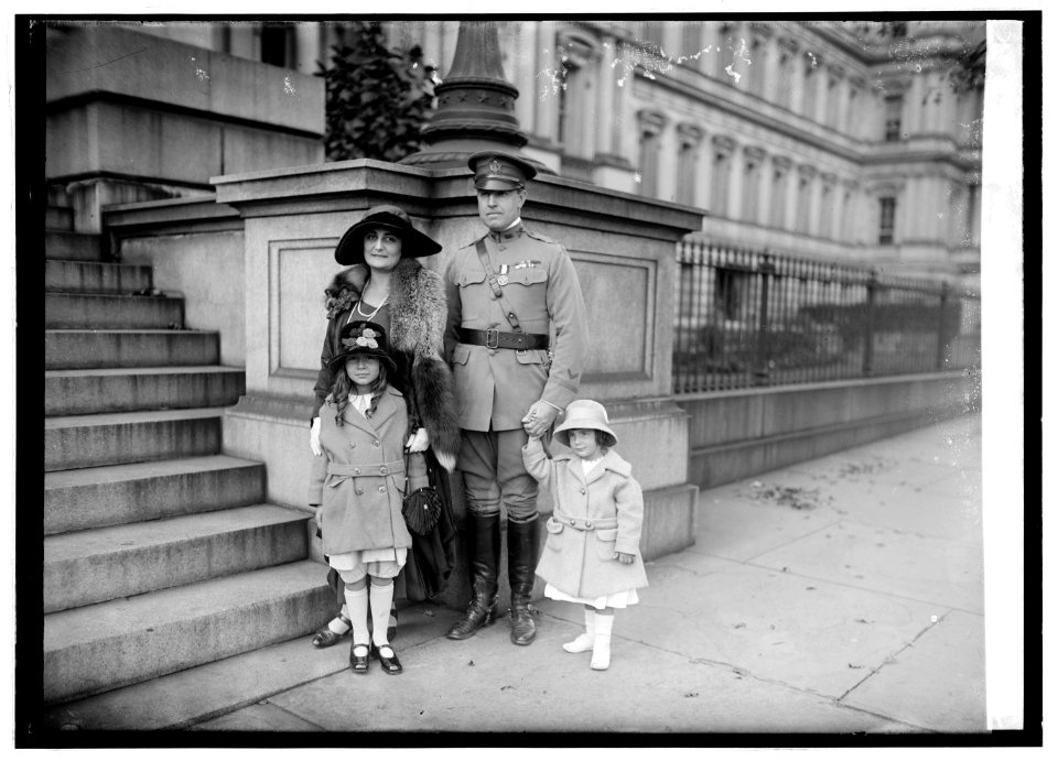 Col. Jno. Phillip Hill & family, 10-13-22 LCCN2016846779