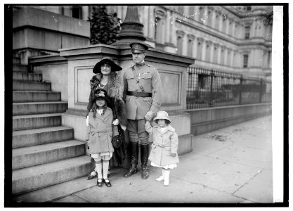 Col. Jno. Phillip Hill & family, 10-13-22 LCCN2016846779