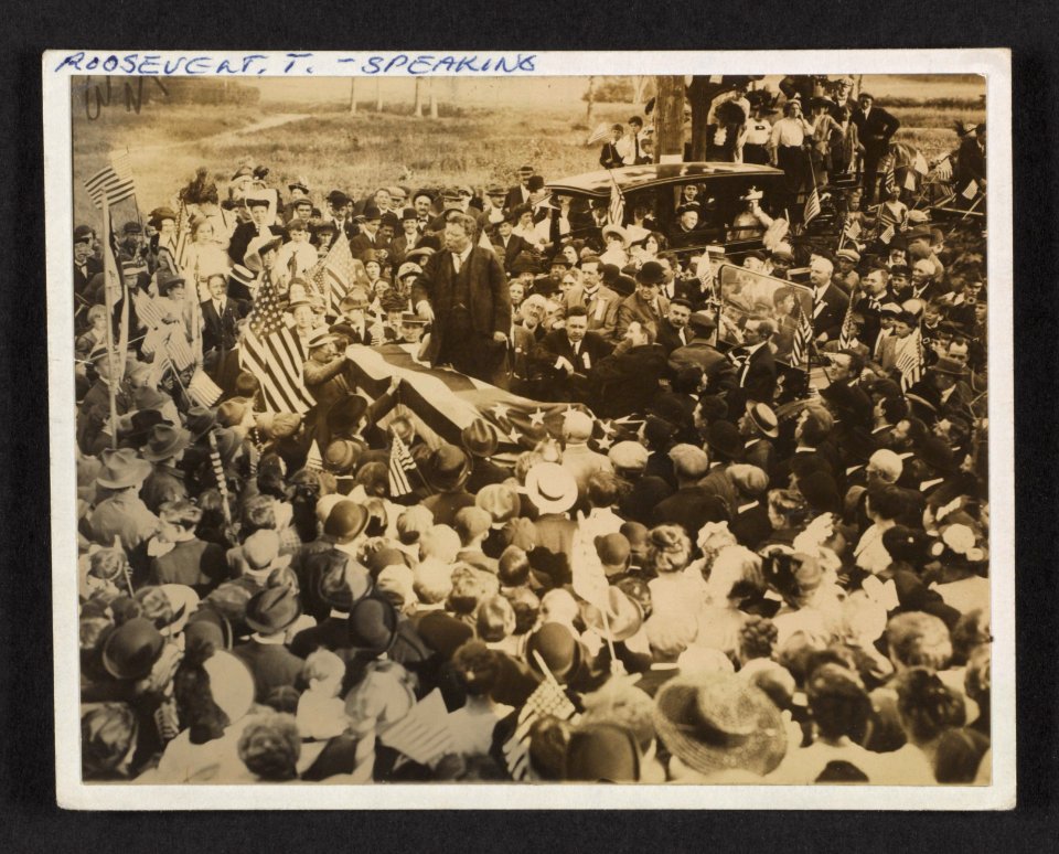 Col. Roosevelt on his tour thru New Jersey before the convention - Underwood & Underwood. LCCN2009633791