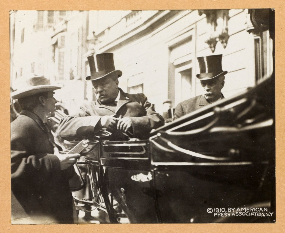 Col. Roosevelt talking with newspaper correspondent, American Minister Beaupre, Netherlands LCCN2013651228
