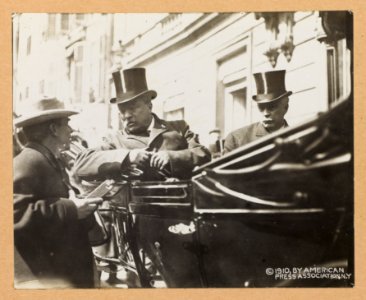 Col. Roosevelt talking with newspaper correspondent, American Minister Beaupre, Netherlands LCCN2013651228