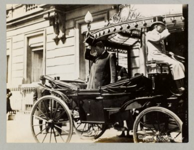 Col. Theodore Roosevelt standing in carriage and saluting crowd when leaving The Hague from Des Indias Hotel LCCN91789200