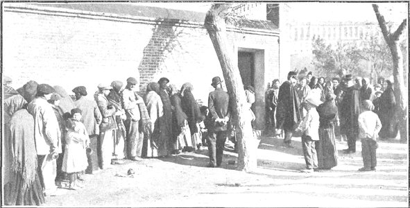 Cola formada por los pobres en la puerta del Asilo de las Lavanderas, de Campúa, Nuevo Mundo, 14-12-1905