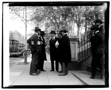 Colby and newspaper men LCCN2016829080