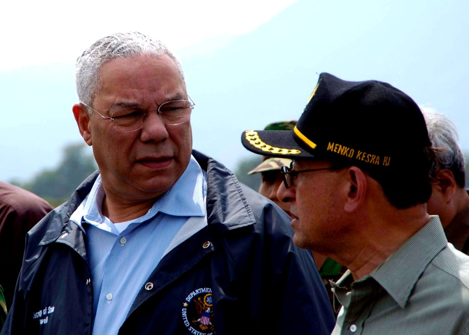 Colin Powell talks to Indonesian Coordinating Minister for People's Welfare, Alwi Shihab, after departing his plane in Banda Aceh, Sumatra, Indonesia
