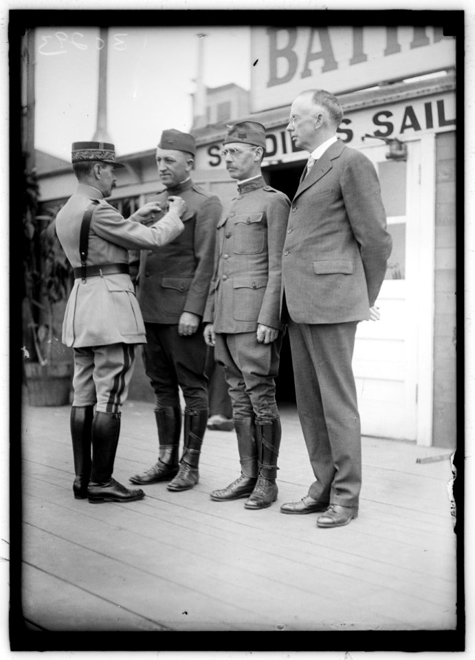COLLARDET. GENERAL, FRENCH ARMY. DECORATING Y.M.C.A. SECRETARIES LCCN2016869938