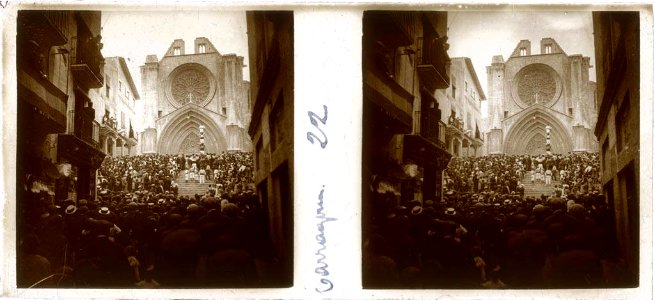 Colla castellera fent un pilar a les escales de la catedral de Tarragona davant un nombrós públic