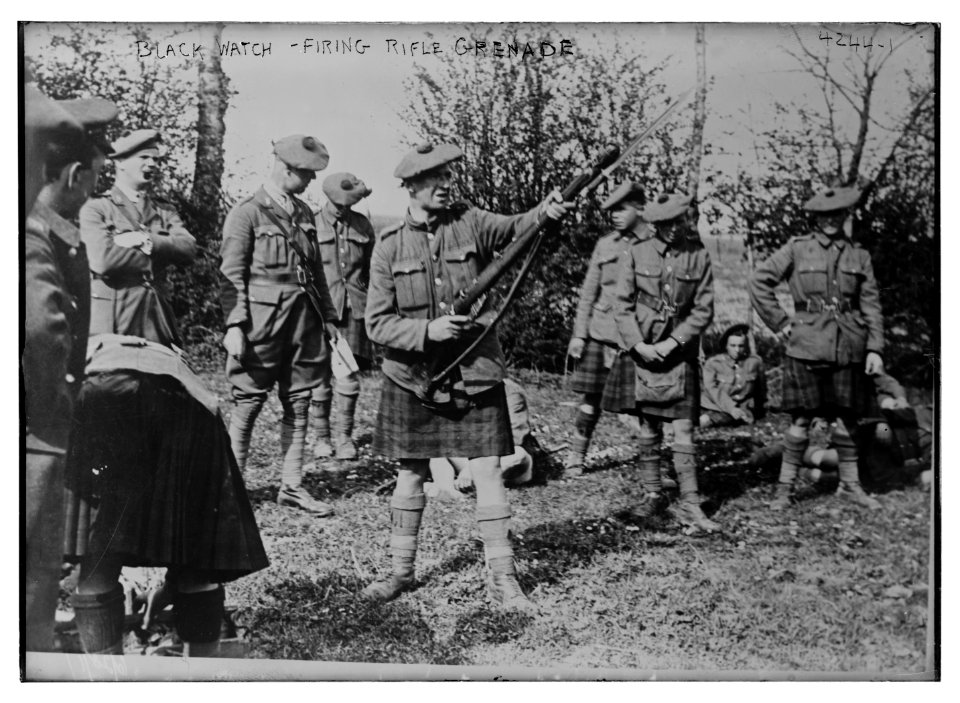 Black Watch - firing rifle grenade LCCN2014704868