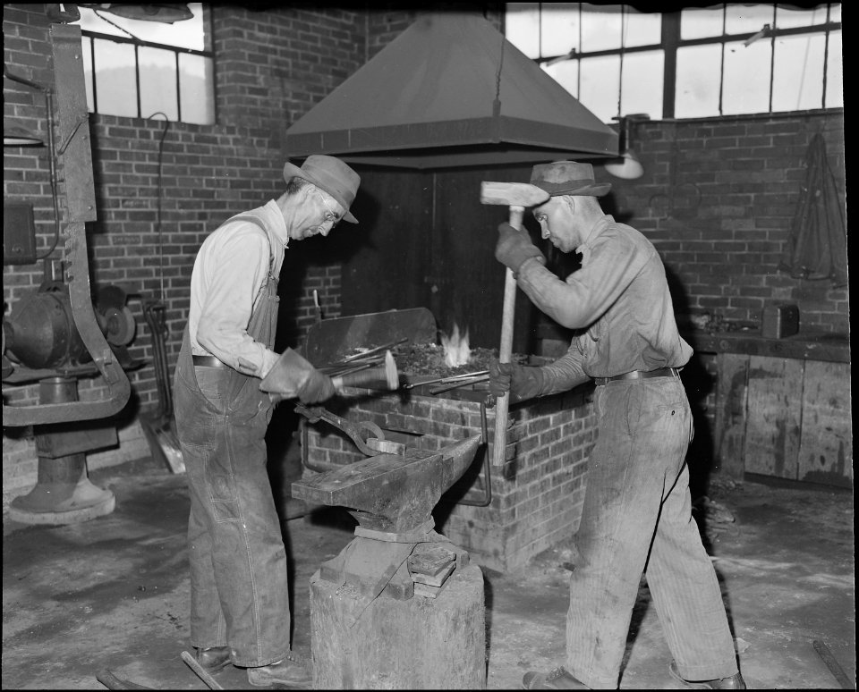 Blacksmith shop. The Pocahontas Corporation, Mines 33-34, Bishop, Tazewell County, Virginia. - NARA - 541080