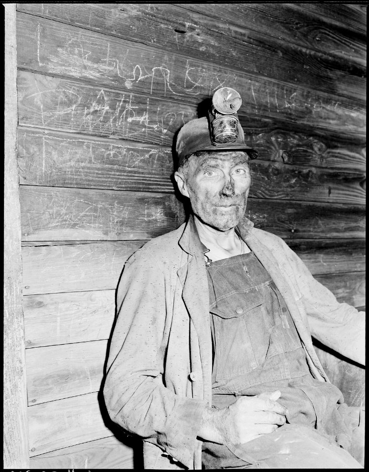Blaine Sergent, coal loader. P V & K Coal Company, Clover Gap Mine, Lejunior, Harlan County, Kentucky. - NARA - 541378