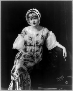 Blanche Sweet, full length, seated, facing front LCCN2005679813