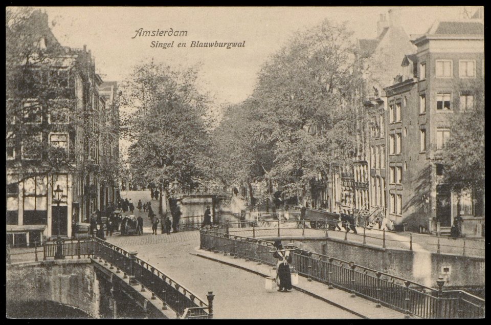Blauwburgwal met links Singel 110 en rechts Singel 108 gezien naar de Herengracht. Uitgave Weenenk & Snel, Afb PBKD00375000002