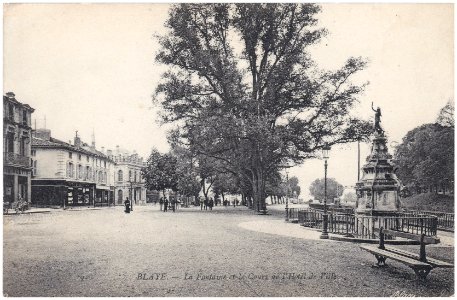 Blaye — La Fontaine et le Cours de l'Hôtel de Ville 01
