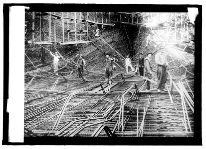 Bldg. concrete ships LCCN2016821896