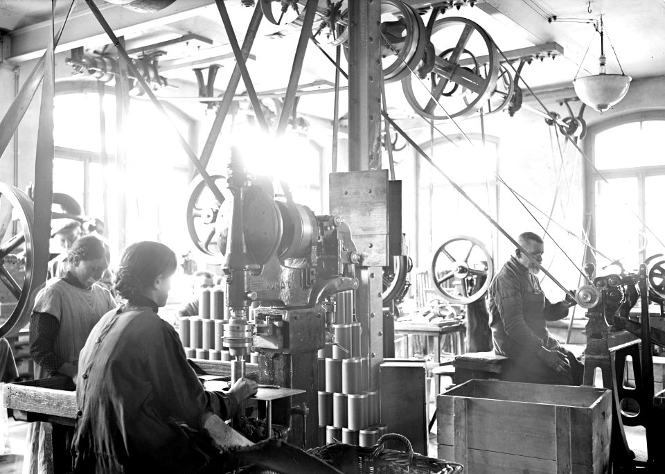 Blechwarenfabrik Hoffmann - Söhne in Thun. Drehmaschine - CH-BAR - 3241196