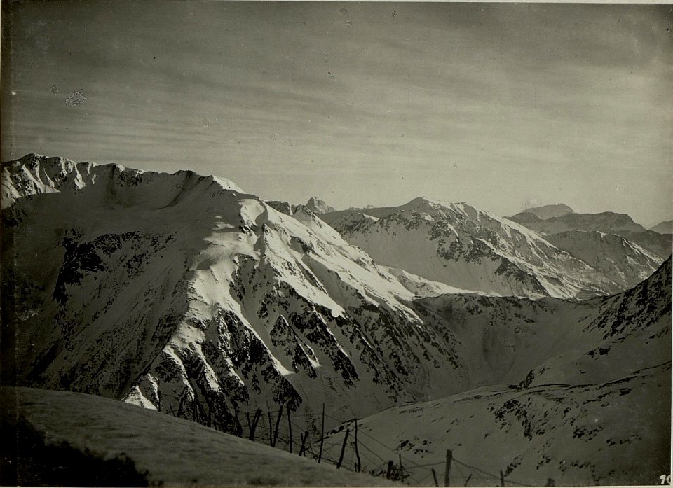 Blick auf den Hohen Trieb, Promos und Promosertörl. Standpunkt, Laufgraben der 5.Kompanie des Infanterie-Bataillons II-57 auf dem Ostgrate der Köderköpfe. (BildID 15469523)
