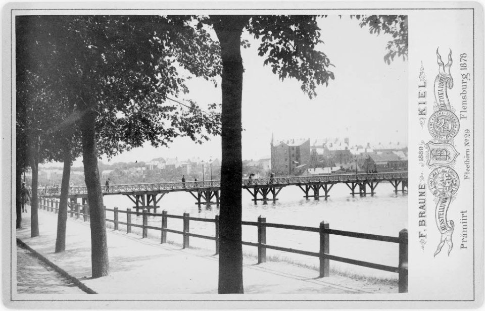 Blick auf die 1887 errichtete Fußgängerbrücke über den Kleinen Kiel von Westen (Kiel 44.660)