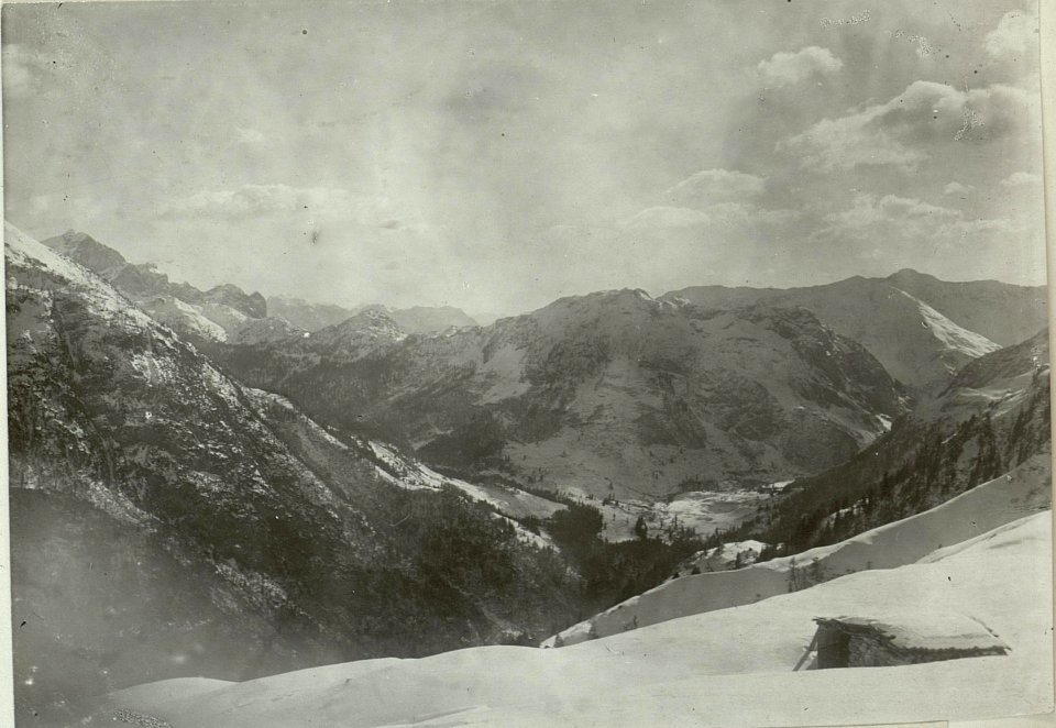 Blick auf die Bergrumwallung des Plöckenpasses. (BildID 15464144)