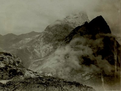 Blick auf die eigenen Stellungen im Mittelabschnitt, Kote 1820 etwas nach rückwärts rechter Flügel, im Hintergr.Kellerwand und Cellonkofl. (BildID 15481254)