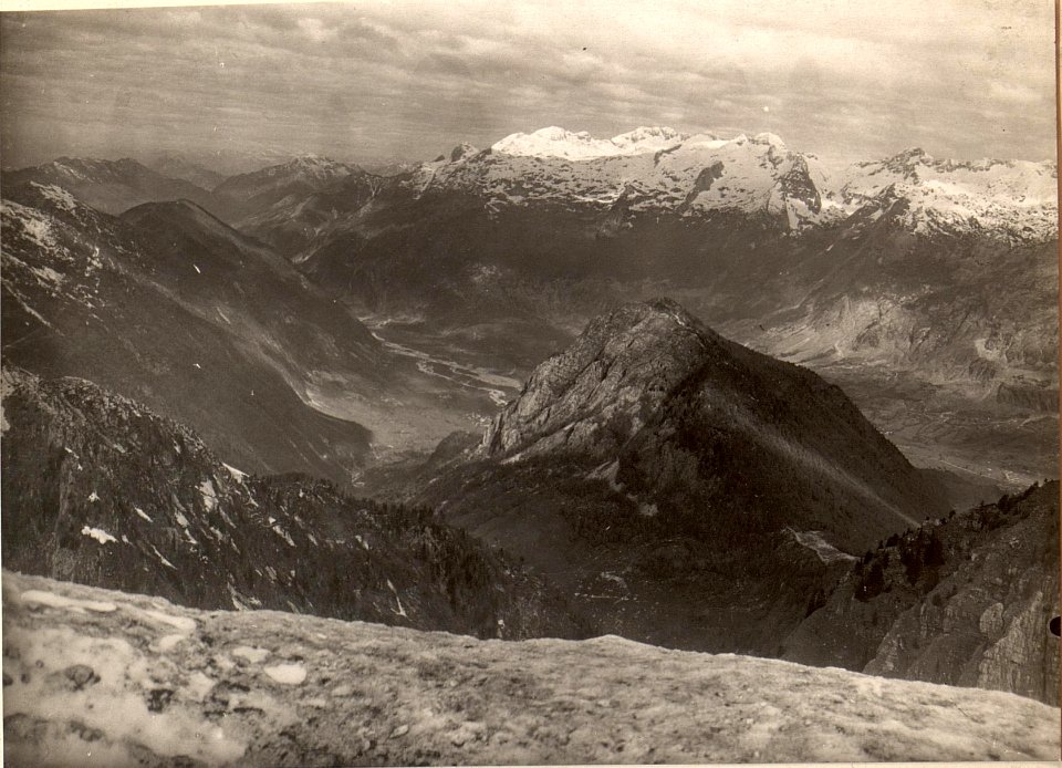 Blick auf die eigenen und feindlichen Stellungen am Vrsic.Standpunkt ca.30 m unterhalb des Lipnikgipfels.Aufgenommen am 15.5.1916. (BildID 15475265)