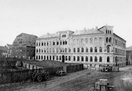 Blick auf den Brauerschen Speicher (links) und die von Preußen nach der 1867 erfolgten Übernahme des Postwesens errichtete Oberpostdirektion (Kiel 44.670)