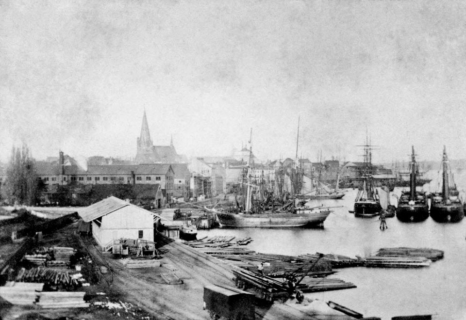 Blick auf den Handelshafen und die durch einen höheren Schornstein kenntliche Kesselschmiede von Schweffel & Howaldt. (Kiel 44.940)