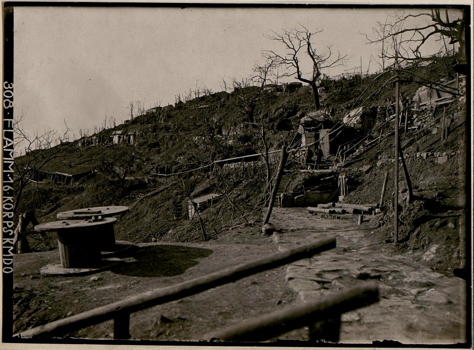 Blick auf Cavernen und Unterstände am Kalvarienberg, Abschnitt Podgora-Süd (BildID 15732208)