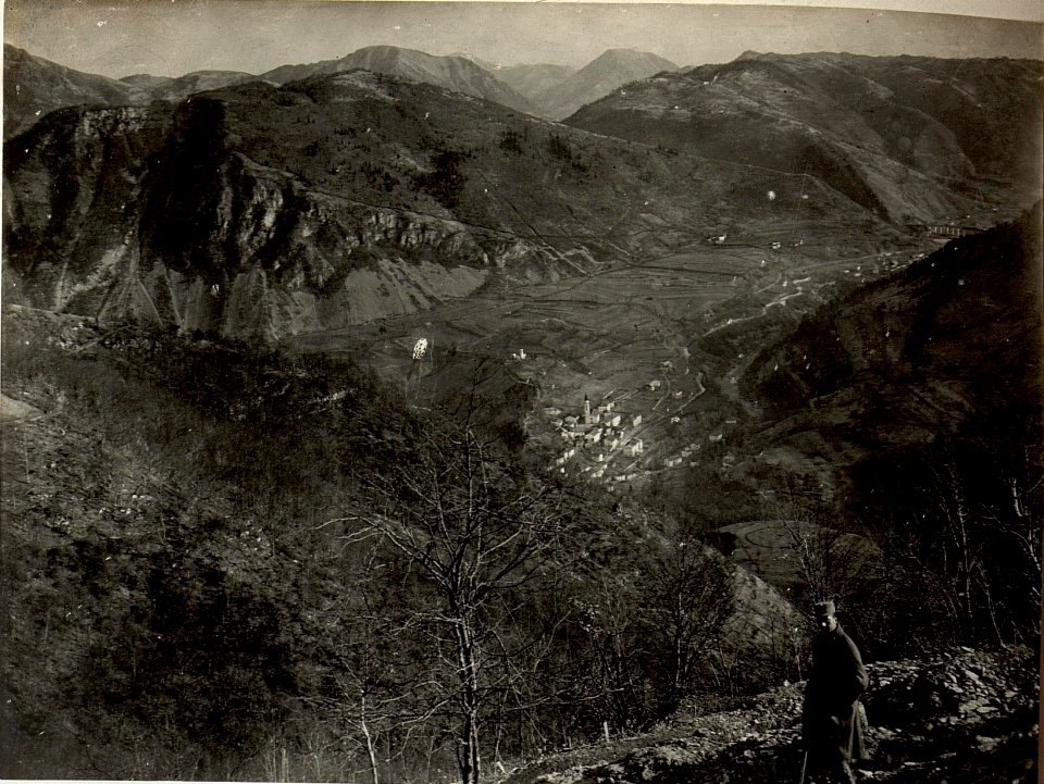 Blick auf das Idriatal mit St.Lucia und Eisenbahnbrücke. Standpunkt, Ostathang der Kote 588. (BildID 15465929)
