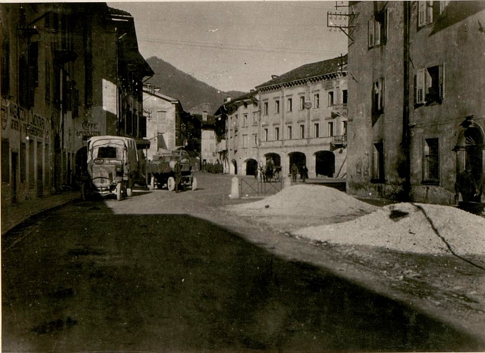 Blick auf den Hauptplatz in Tolmezzo. (BildID 15508193)