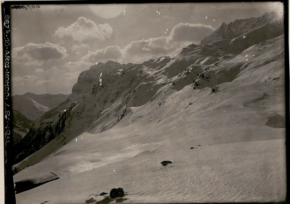 Blick auf die Bergumwallung des Plöckenpasses, Fortsetzung von Nr.667a nach rechts. (BildID 15736562)