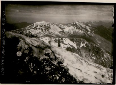 Blick auf die eigenen und feindlichen Stellungen am Vrsic. Standpunkt ca. 30 m unterhalb des Lipnikgipfels. (BildID 15736940)