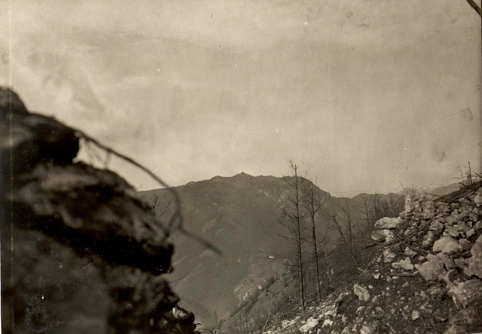 Blick auf die feindlichen Stellungen an der Jeza (929) Standpunkt, Schützengraben an der Westseite der Kote 588. (BildID 15465901)
