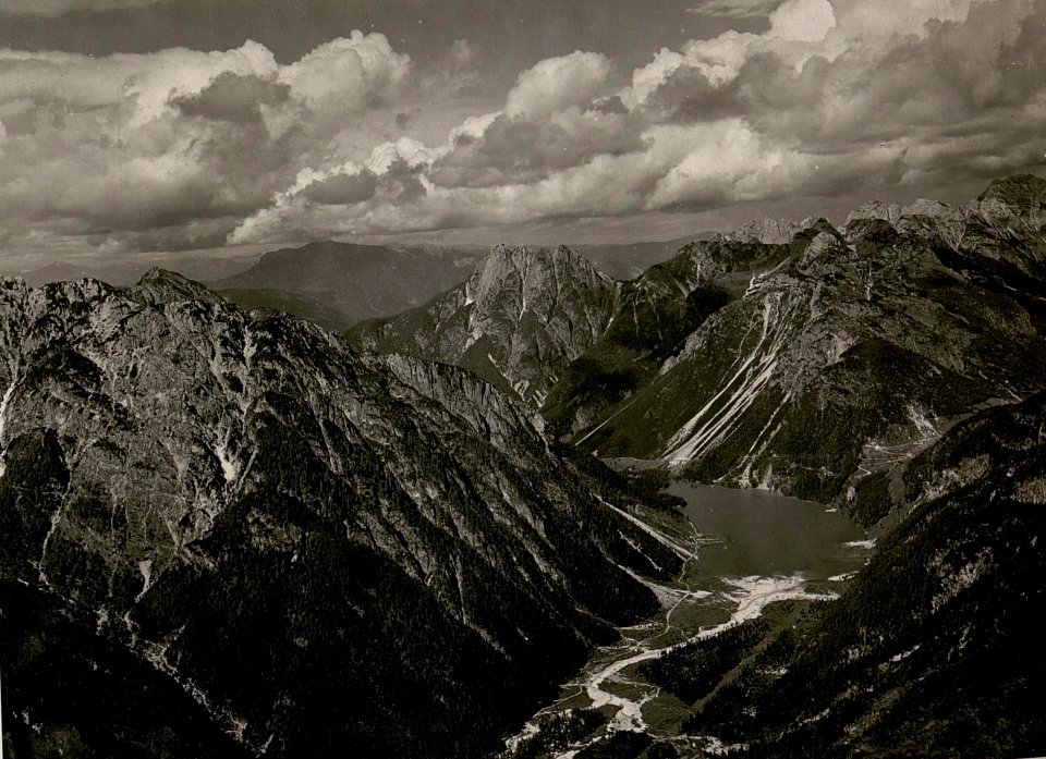 Blick auf das Seebachtal, Raiblersee, Rauhenköpfe, Dobratsch, Fünfspitz, Predeil. Stpkt.Inftr.Stellung am Kl.Schlichtl. (11-7.1917.) (BildID 15800569)